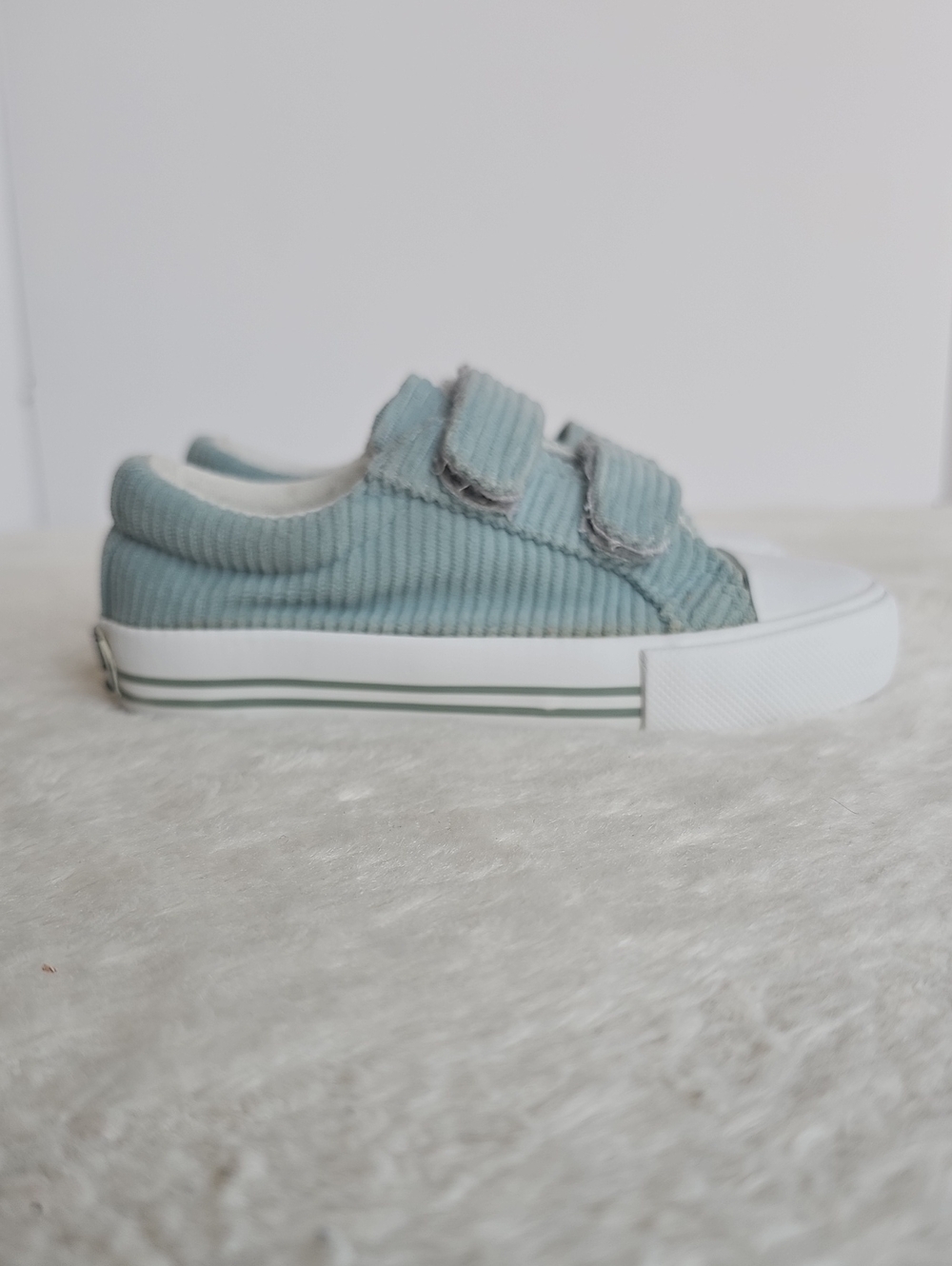 Olivia Miller Girl Light Blue Corduroy Strap Sneakers [Agrega la Talla aquí, ej.